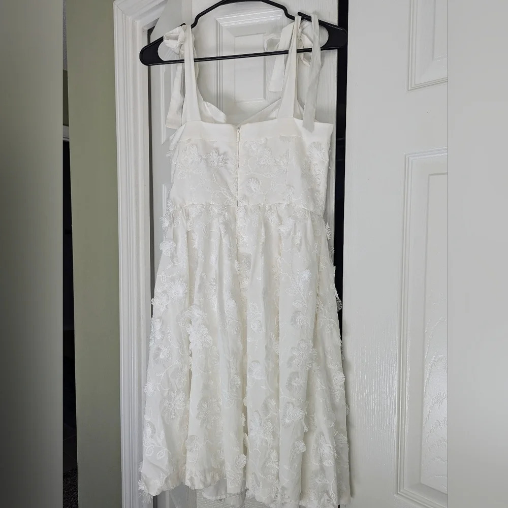 NWT Gal Meets Glam x Anthropologie Trudy White Floral Applique Dress Size 4 - Picture 5 of 8